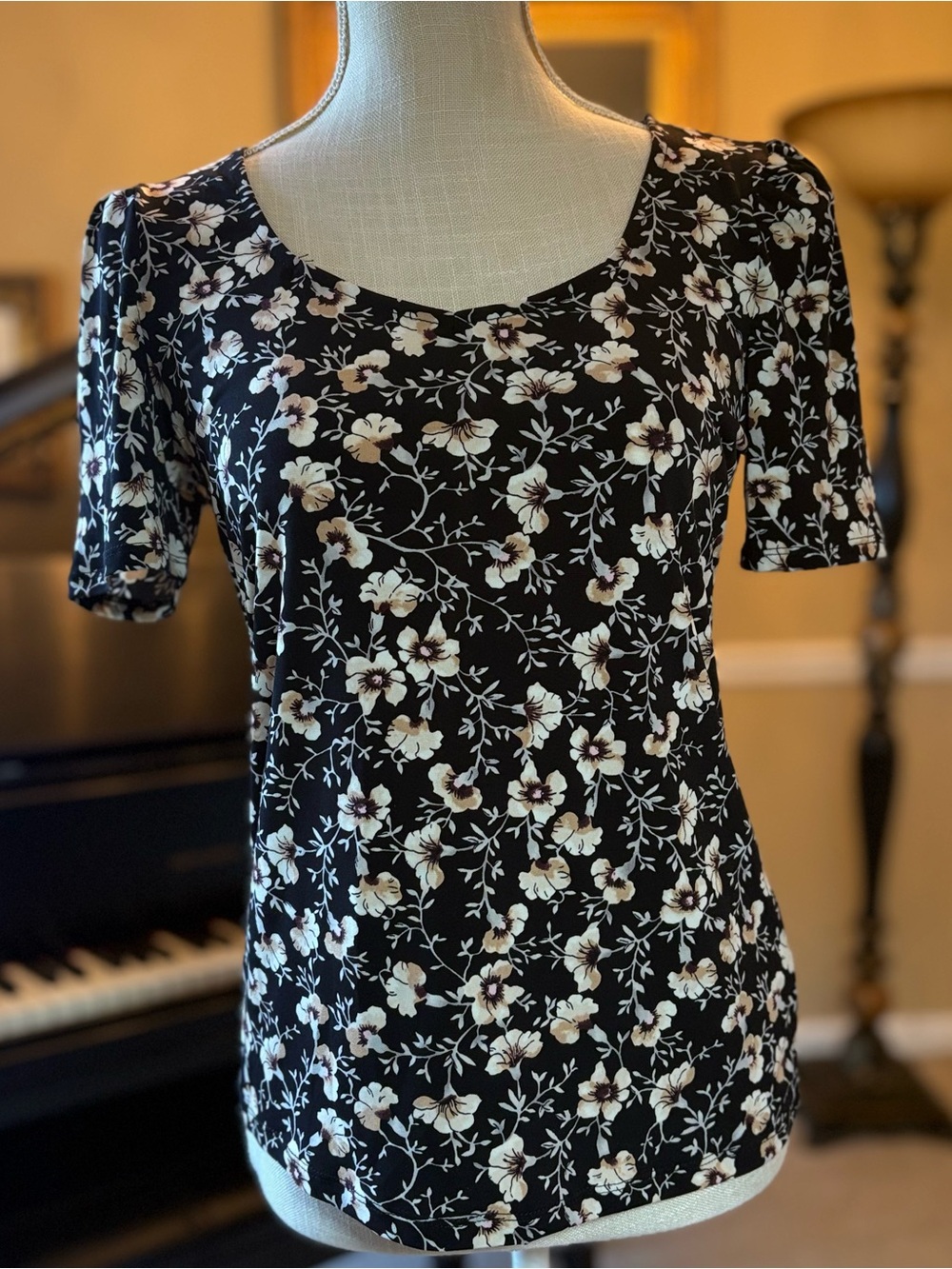 Catherine Malandrino Black Floral Scoop Neck Short Sleeve Top